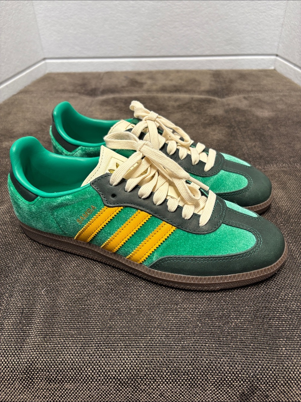 Adidas Women’s Samba OG Green Preloved Yellow Velvet - Picture 2 of 9